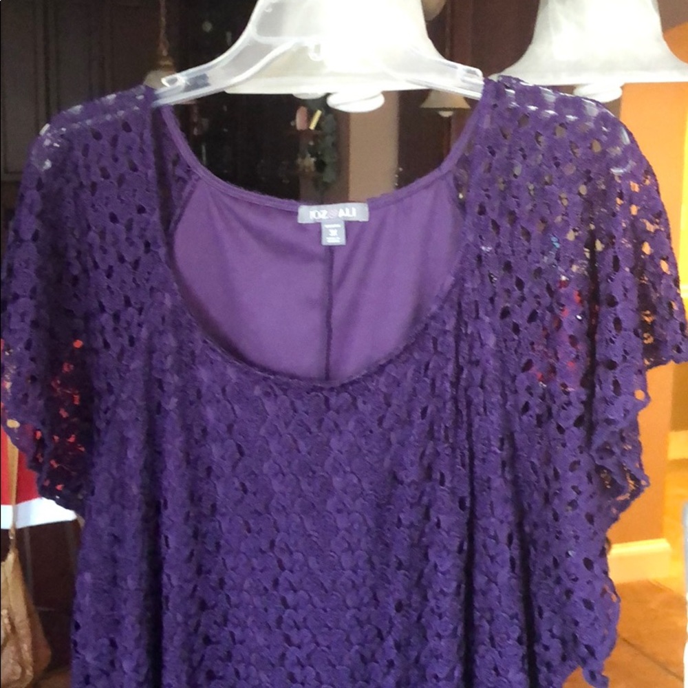 Women’s short sleeved shirt.